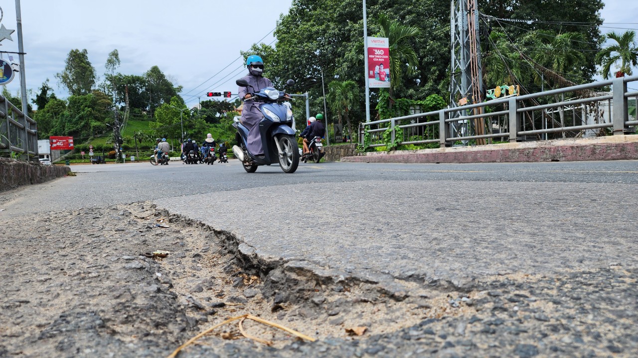 D&atilde;y trụ cầu huyết mạch d&agrave;i hơn 600m trơ sắt, nguy cơ đổ sập- Ảnh 8.