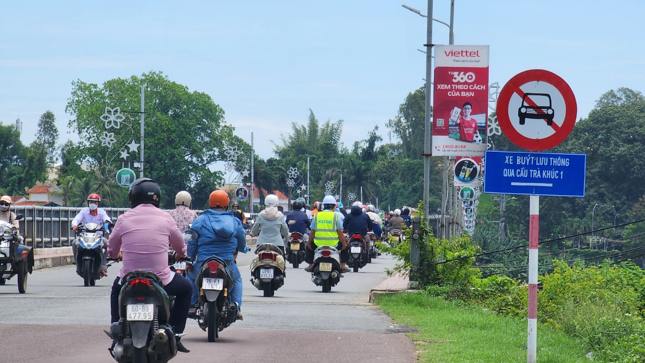 D&atilde;y trụ cầu huyết mạch d&agrave;i hơn 600m trơ sắt, nguy cơ đổ sập- Ảnh 10.