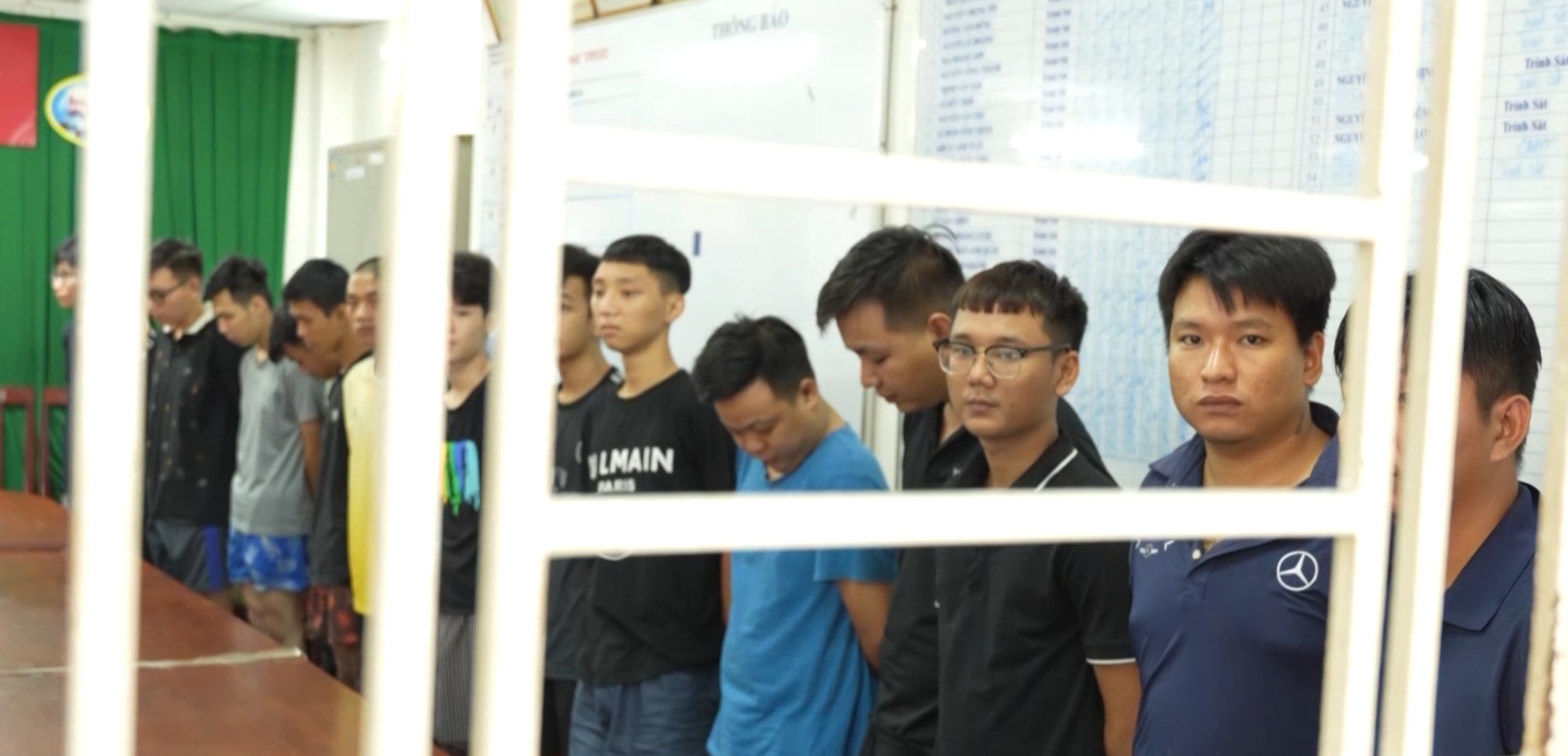 TP.HCM: 60 đối tượng mang hung kh&iacute; x&ocirc;ng v&agrave;o qu&aacute;n c&agrave; ph&ecirc; ch&eacute;m người- Ảnh 1.