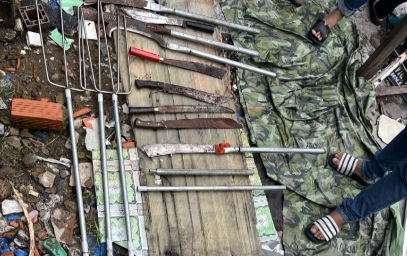 TP.HCM: 60 đối tượng mang hung kh&iacute; x&ocirc;ng v&agrave;o qu&aacute;n c&agrave; ph&ecirc; ch&eacute;m người- Ảnh 2.