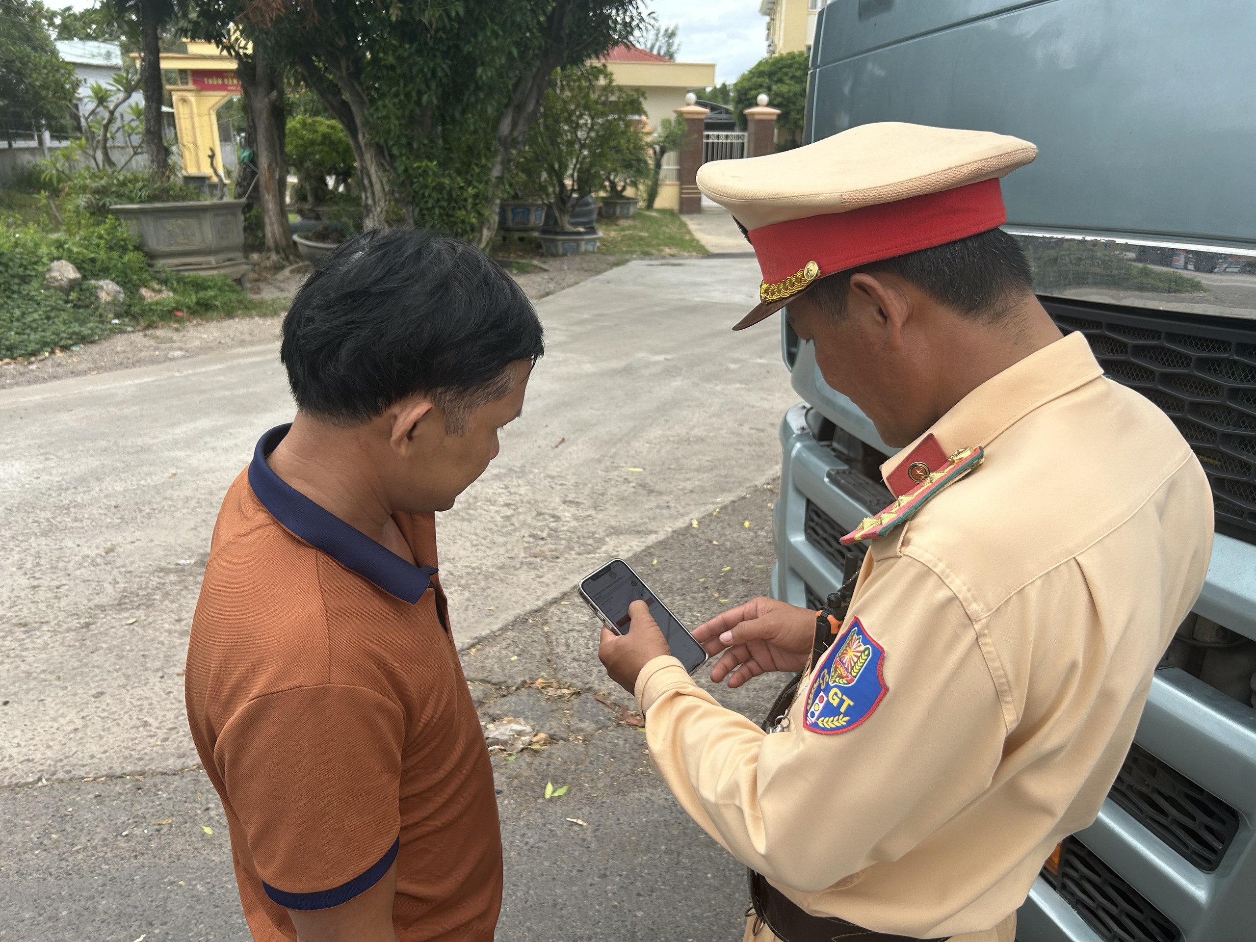 Bình Định tăng cường tuyên truyền, xử lý vi phạm giao thông qua ứng dụng VNeID- Ảnh 2. Bình Định tăng cường tuyên truyền, xử lý vi phạm giao thông qua ứng dụng VNeID- Ảnh 2.