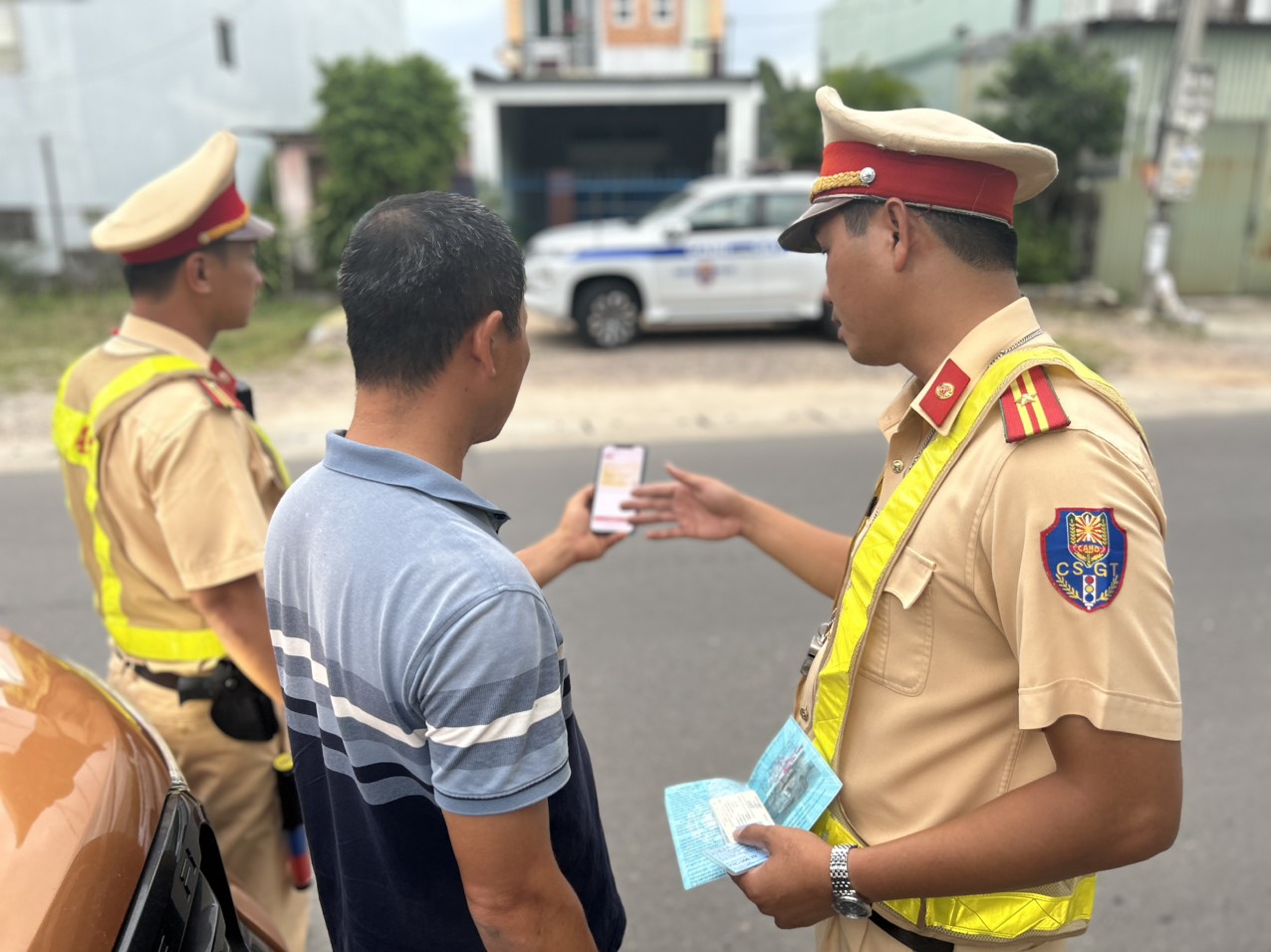 Bình Định tăng cường tuyên truyền, xử lý vi phạm giao thông qua ứng dụng VNeID- Ảnh 1. Bình Định tăng cường tuyên truyền, xử lý vi phạm giao thông qua ứng dụng VNeID- Ảnh 1.
