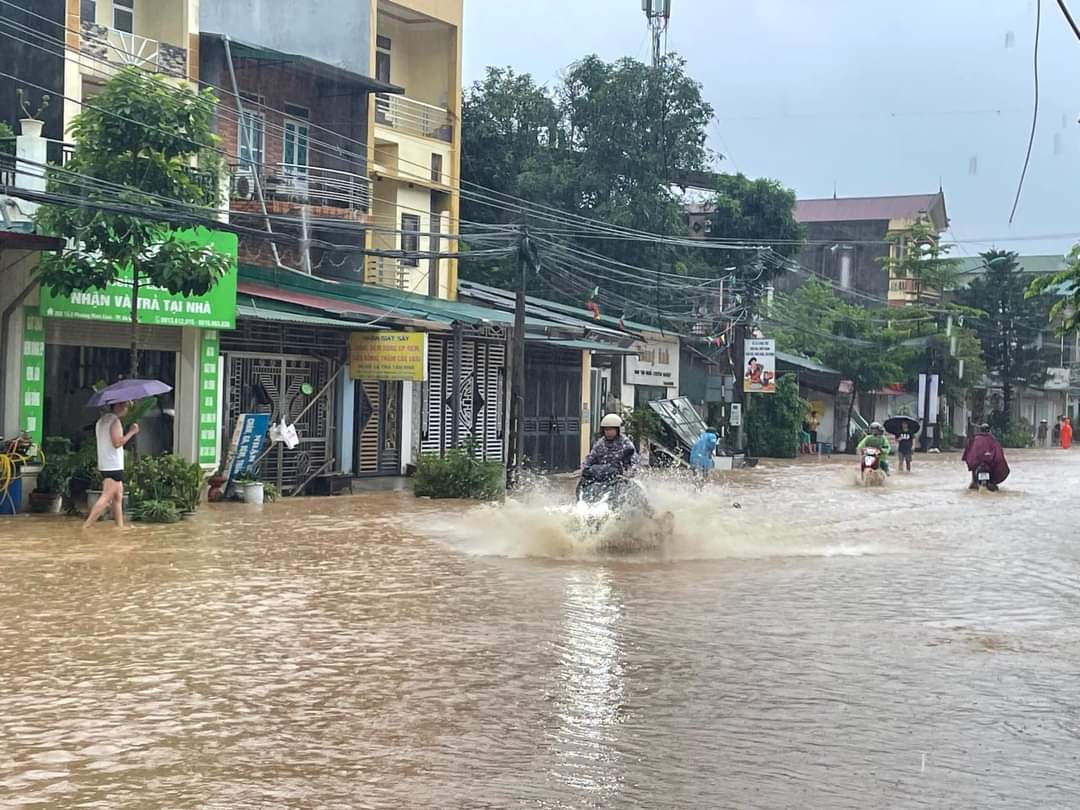 Nhiều nơi tr&ecirc;n địa b&agrave;n tỉnh H&agrave; Giang ngập nửa m&eacute;t do mưa lớn- Ảnh 1.