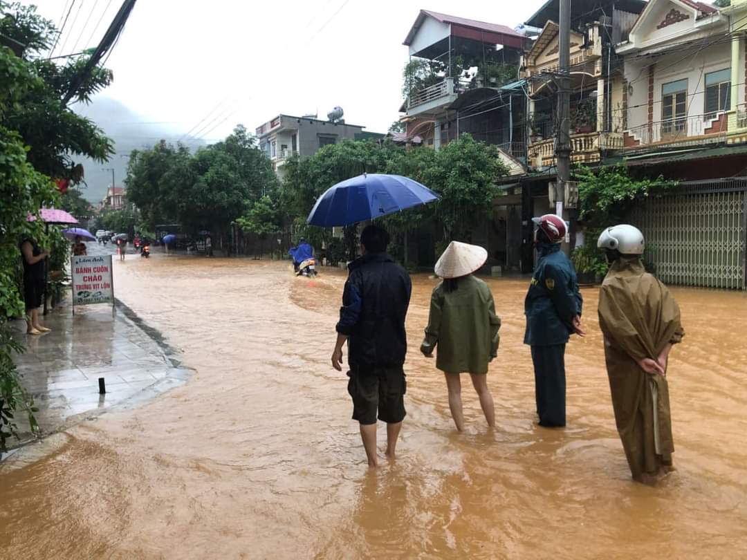 Nhiều nơi tr&ecirc;n địa b&agrave;n tỉnh H&agrave; Giang ngập nửa m&eacute;t do mưa lớn- Ảnh 2.