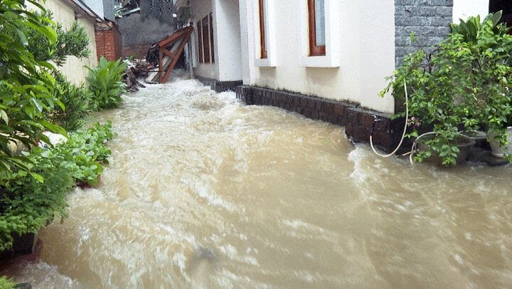 Nhiều nơi tr&ecirc;n địa b&agrave;n tỉnh H&agrave; Giang ngập nửa m&eacute;t do mưa lớn- Ảnh 7.