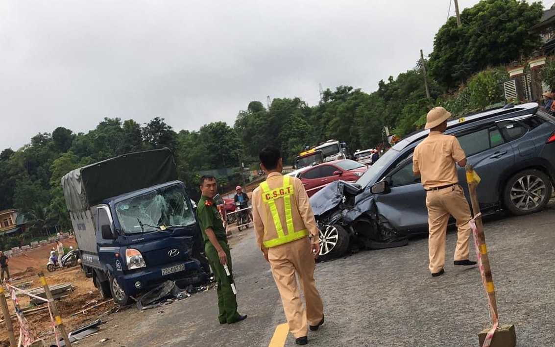 Tránh taxi, xe khách giường nằm tông lan can cầu- Ảnh 2. Ô tô con va chạm với xe tải, người dân phá cửa cứu tài xế