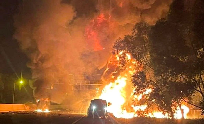 Đ&aacute;m ch&aacute;y lan rộng ra ph&iacute;a h&agrave;ng c&acirc;y s&aacute;t đường gom cao tốc.