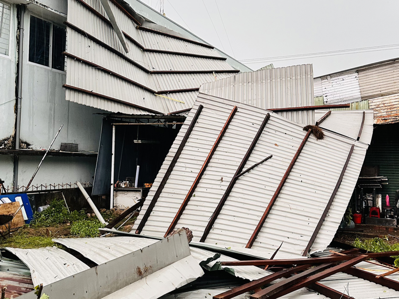 B&agrave; Rịa - Vũng T&agrave;u hỗ trợ d&acirc;n sửa nh&agrave; tốc m&aacute;i, c&acirc;y g&atilde;y đổ do lốc xo&aacute;y- Ảnh 4.