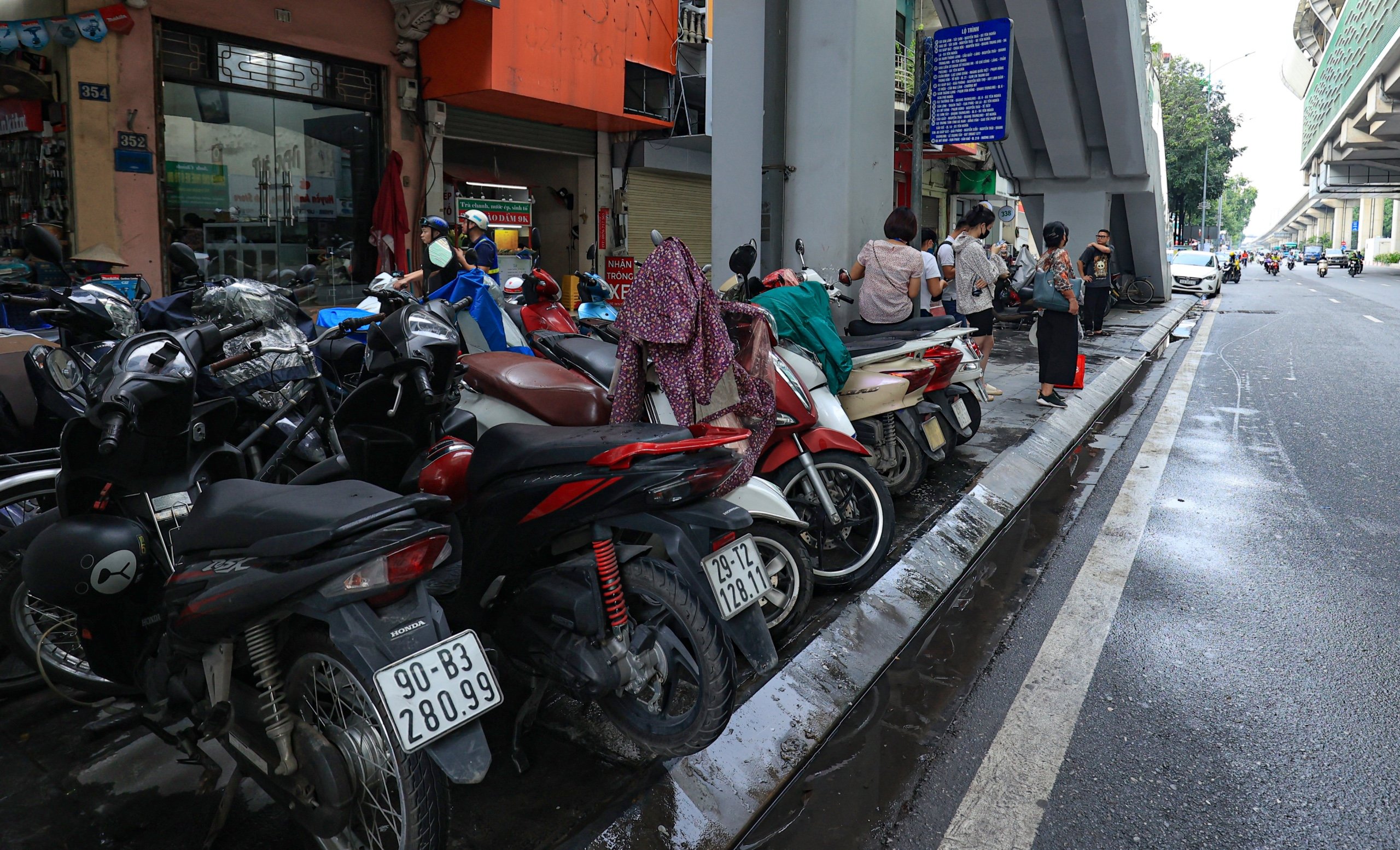 B&atilde;i xe tr&aacute;i ph&eacute;p bủa v&acirc;y metro C&aacute;t Linh - H&agrave; Đ&ocirc;ng- Ảnh 5.