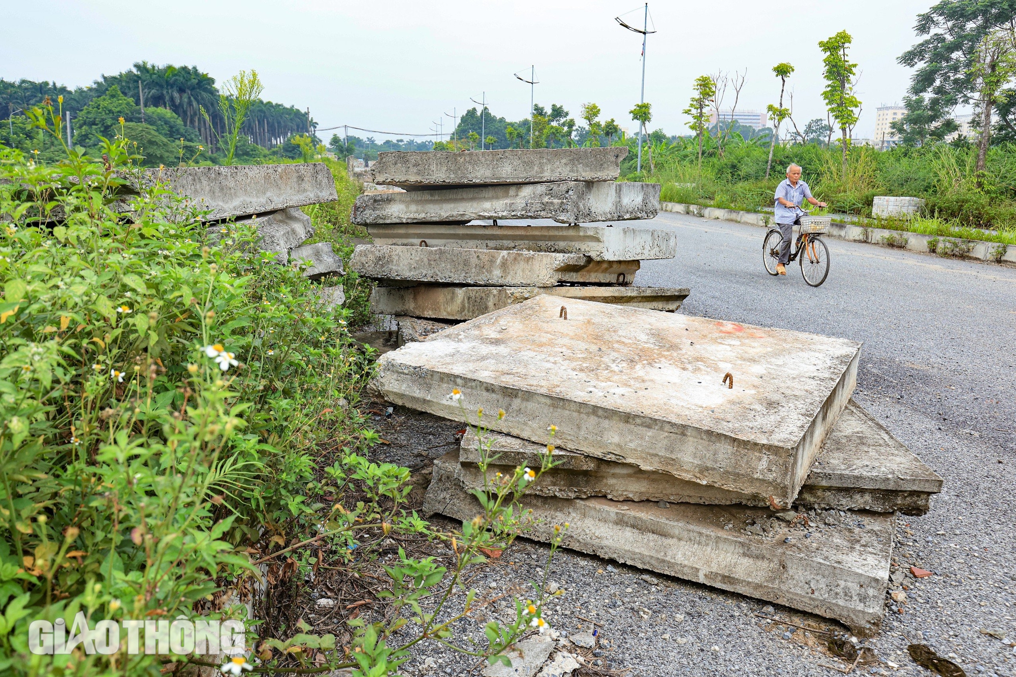 Cận cảnh tuyến đường gần 1.500 tỷ đồng ở H&agrave; Nội thi c&ocirc;ng 5 năm mới xong một nửa- Ảnh 12.