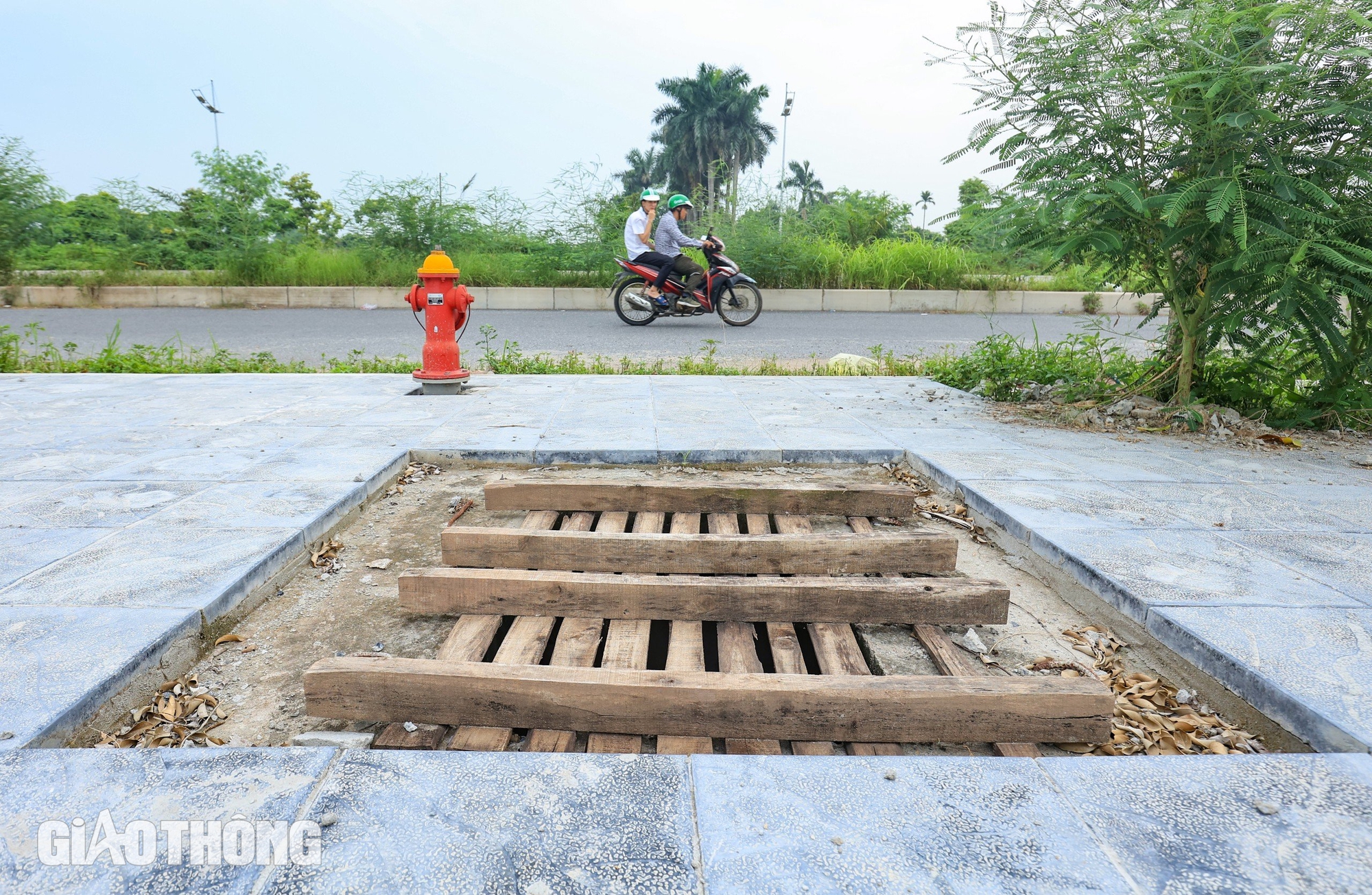 Cận cảnh tuyến đường gần 1.500 tỷ đồng ở H&agrave; Nội thi c&ocirc;ng 5 năm mới xong một nửa- Ảnh 15.