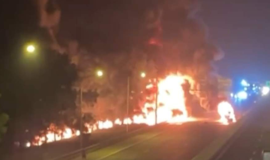 Ch&aacute;y xe bồn chở xăng v&agrave; &ocirc; t&ocirc; tải ở cao tốc H&agrave; Nội - Hải Ph&ograve;ng: 1 t&agrave;i xế tử vong- Ảnh 1.