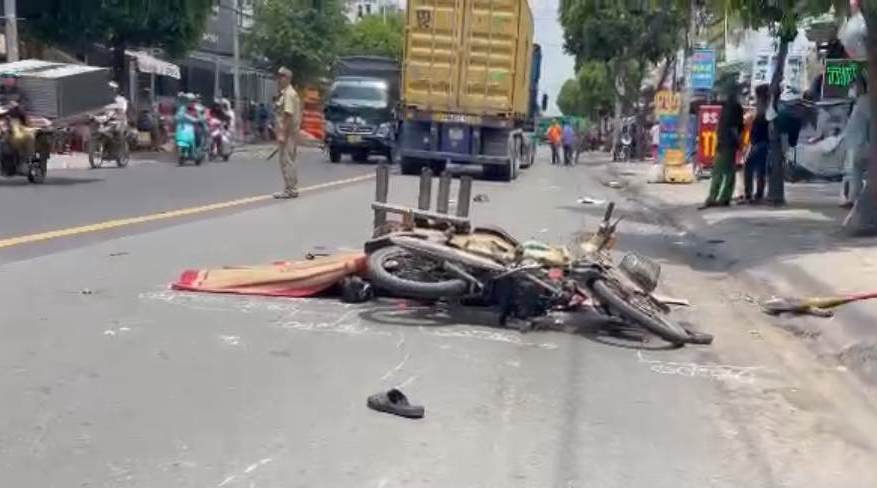 Va chạm với xe container, một người phụ nữ tử vong tại chỗ- Ảnh 1.