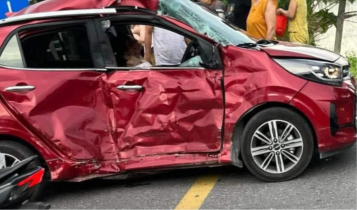 Va chạm với xe kh&aacute;ch, chị tử vong, em bị thương- Ảnh 1.