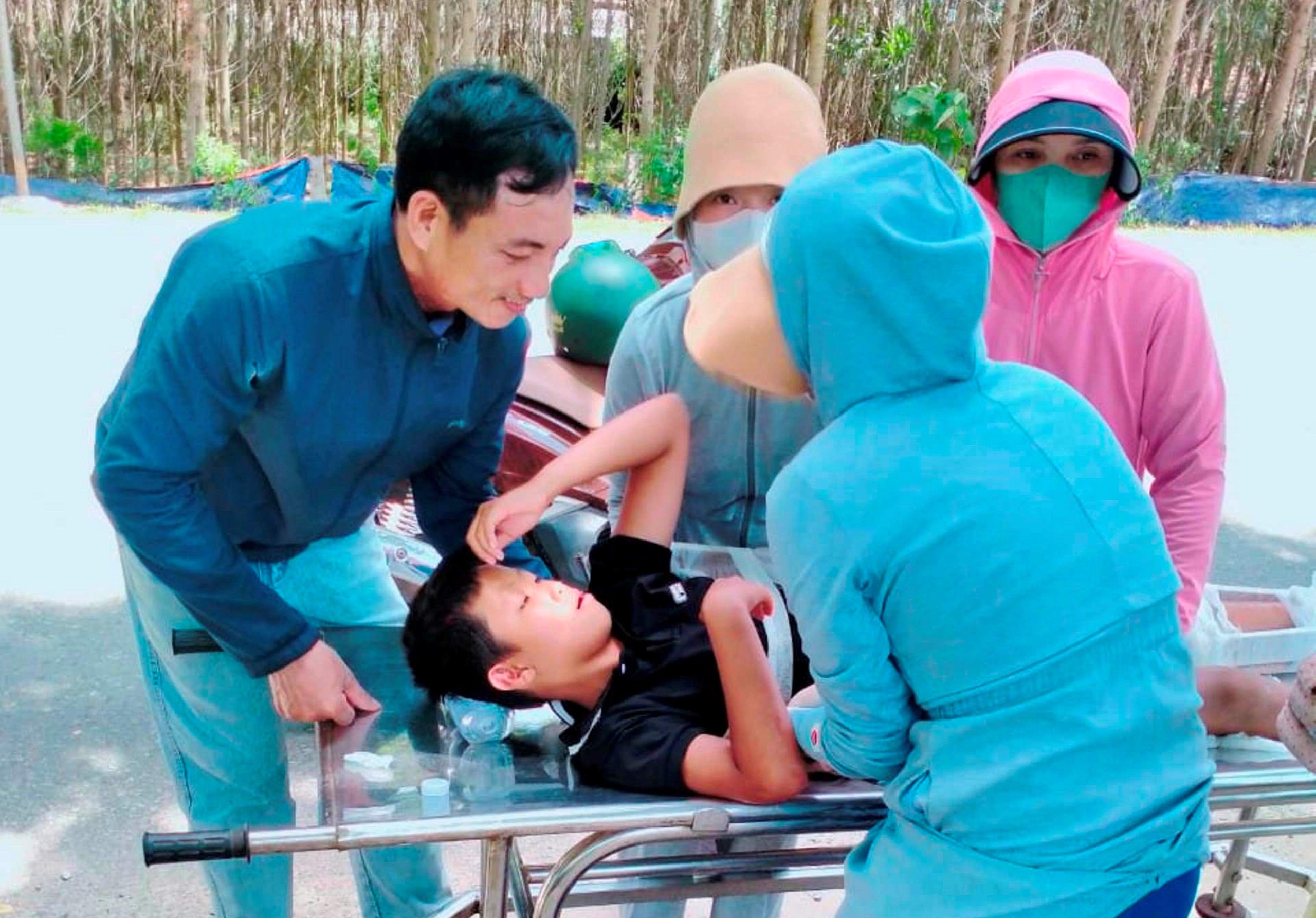 H&agrave;nh động đẹp của chiến sỹ CSGT Quảng B&igrave;nh với em nhỏ gặp tai nạn- Ảnh 1.