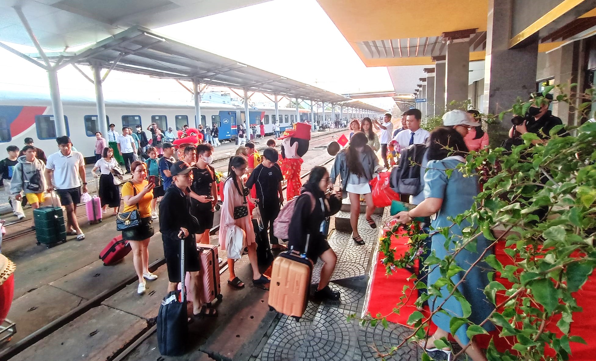 6 tháng đầu năm, doanh thu đường sắt tăng trưởng hai con số- Ảnh 1. 6 tháng đầu năm, doanh thu đường sắt tăng trưởng hai con số- Ảnh 1.