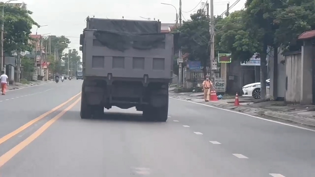 Quảng Ninh: Đo&agrave;n xe tải trọng lớn ho&agrave;nh h&agrave;nh quốc lộ 18 v&agrave; đường tỉnh 338- Ảnh 2.