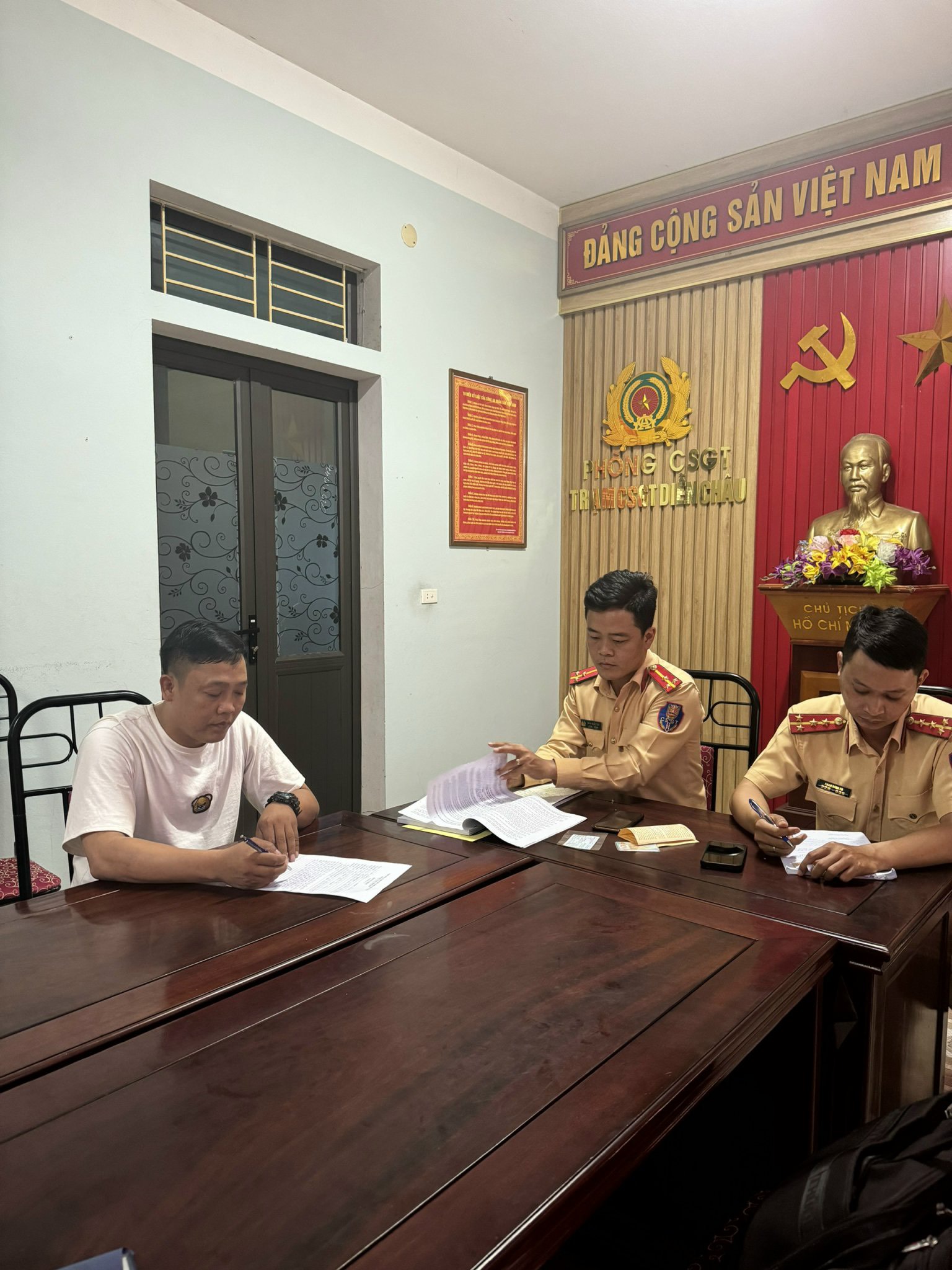 Triệu tập 2 t&agrave;i xế xe bu&yacute;t ch&egrave;n &eacute;p nhau tr&ecirc;n QL1- Ảnh 3.