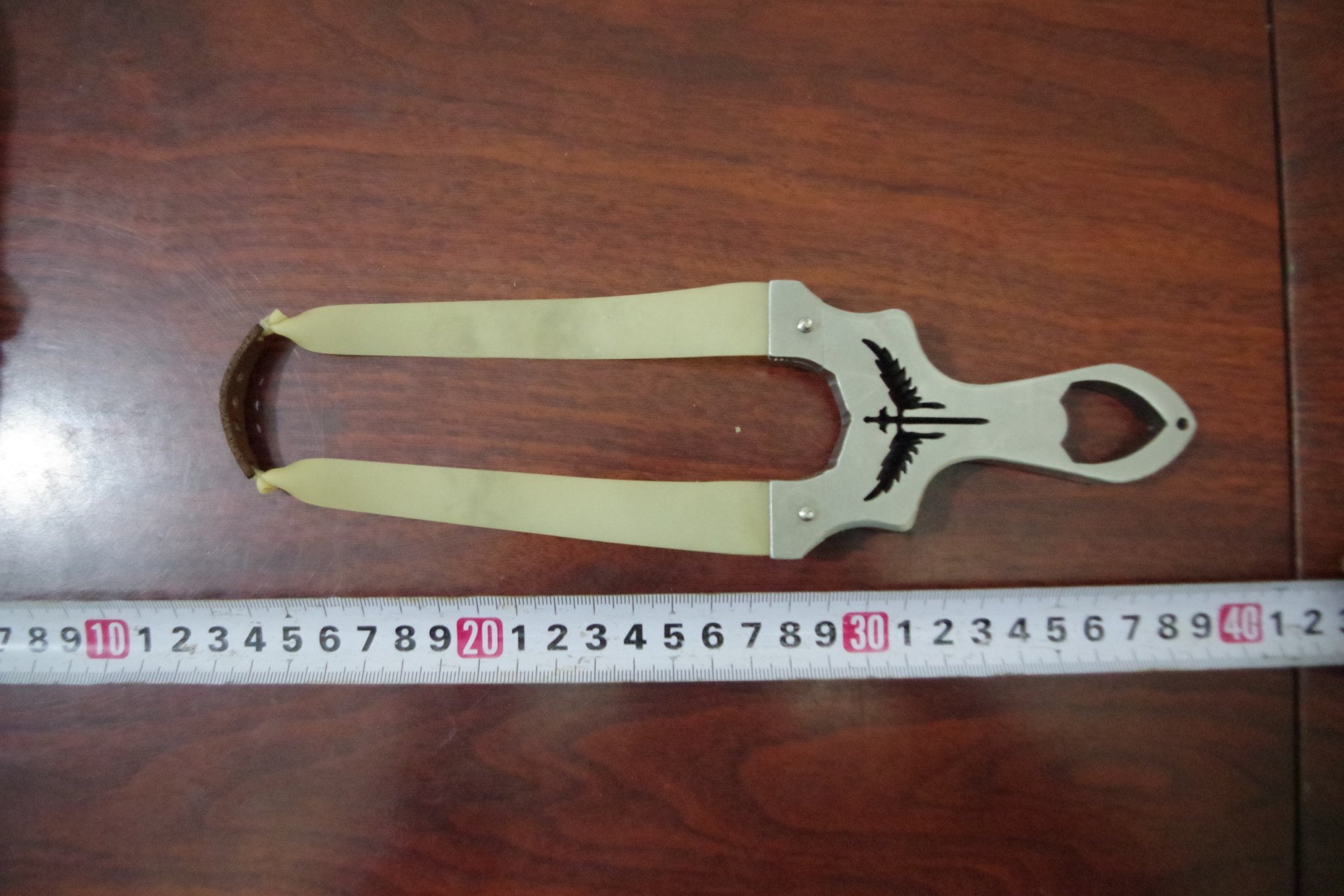 Đi bắn chuột tiện tay bắn vỡ k&iacute;nh xe kh&aacute;ch tr&ecirc;n cao tốc Mỹ Thuận - Cần Thơ- Ảnh 2.