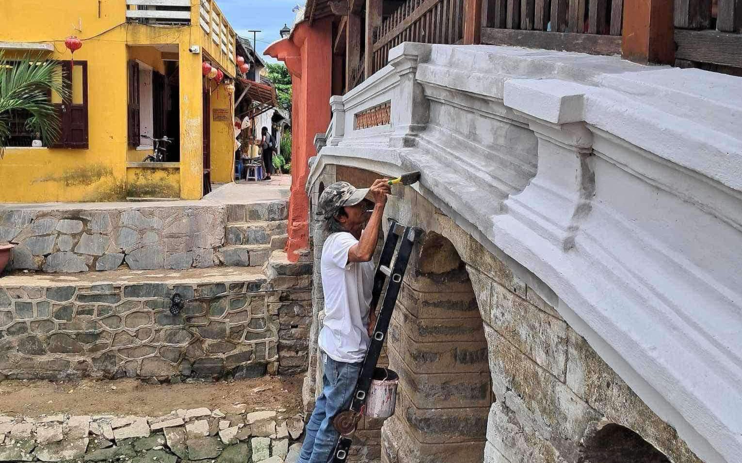 Chùa Cầu đón hàng nghìn lượt du khách sau trùng tu- Ảnh 12. Trùng tu Chùa Cầu ở Hội An: Hoàn thành quét vôi, màu sắc không thay đổi