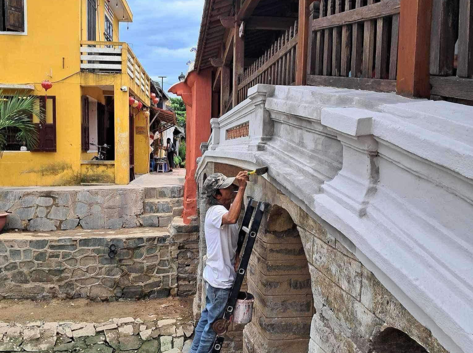 Tr&ugrave;ng tu Ch&ugrave;a Cầu ở Hội An: Ho&agrave;n th&agrave;nh qu&eacute;t v&ocirc;i, m&agrave;u sắc kh&ocirc;ng thay đổi- Ảnh 1.