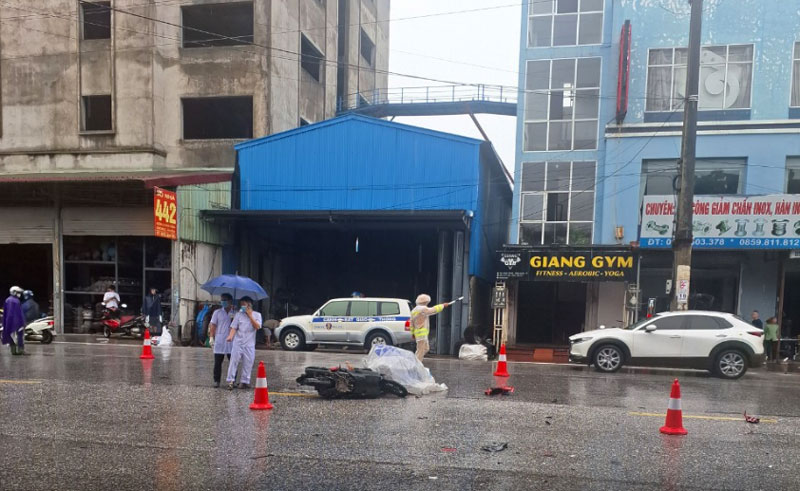 Hiện trường vụ tai nạn khiến 1 người điều khiển xe m&aacute;y tử vong tại chỗ.