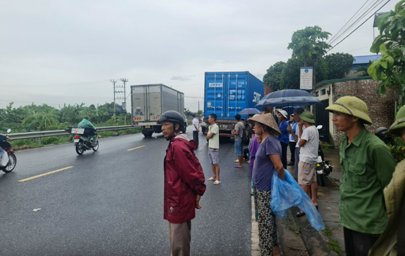 Hiện trường nơi xảy ra vụ tai nạn khiến một người đ&agrave;n &ocirc;ng tử vong.