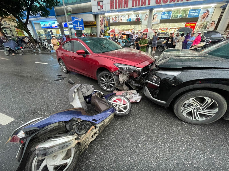 Hiện trường vụ tai nạn li&ecirc;n ho&agrave;n tại đường Ho&agrave;ng Quốc Việt, quận Cầu Giấy, TP H&agrave; Nội.