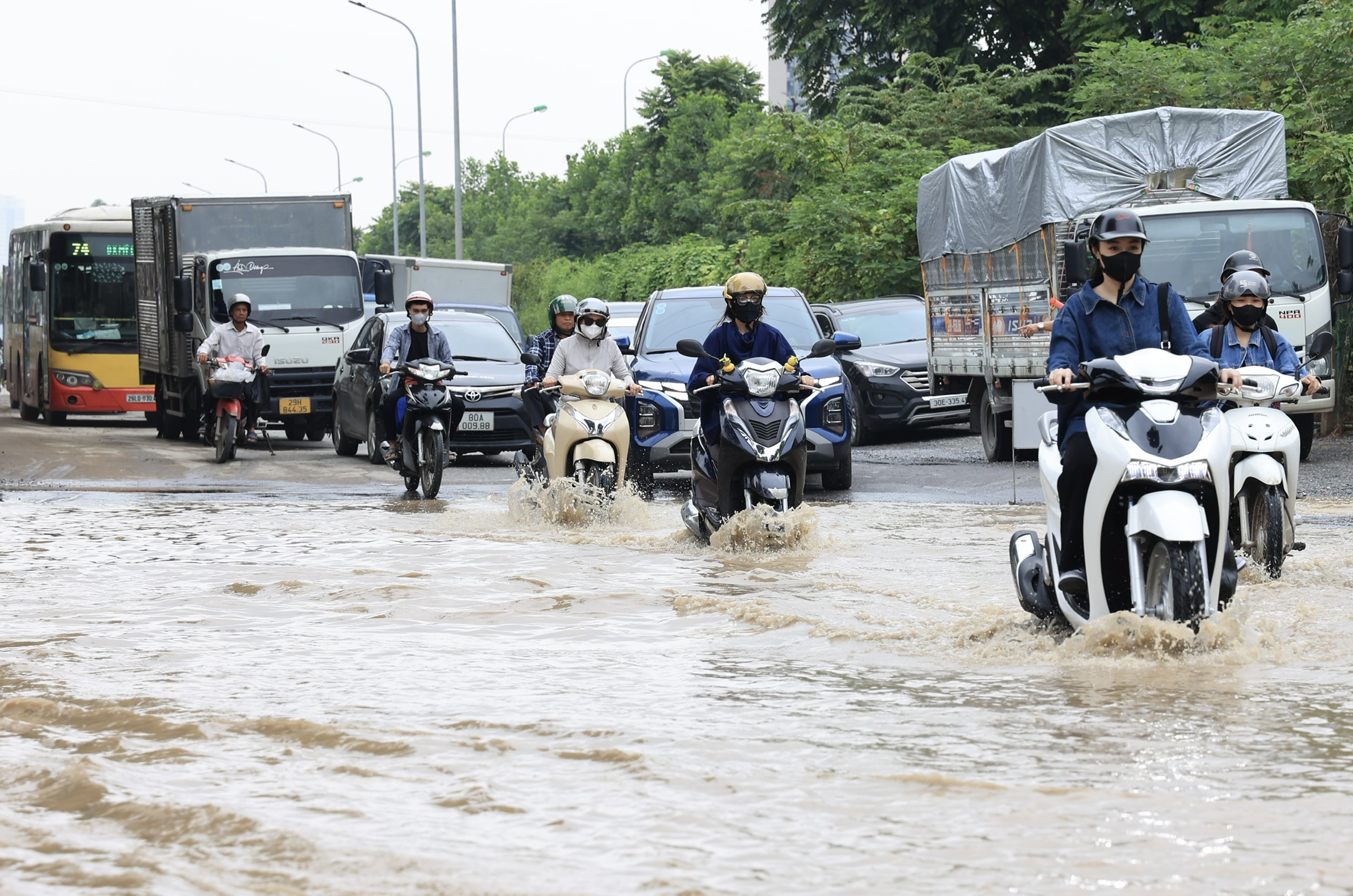 "Bắt bệnh, k&ecirc; đơn" x&oacute;a ngập &uacute;ng tr&ecirc;n Đại lộ Thăng Long- Ảnh 2.