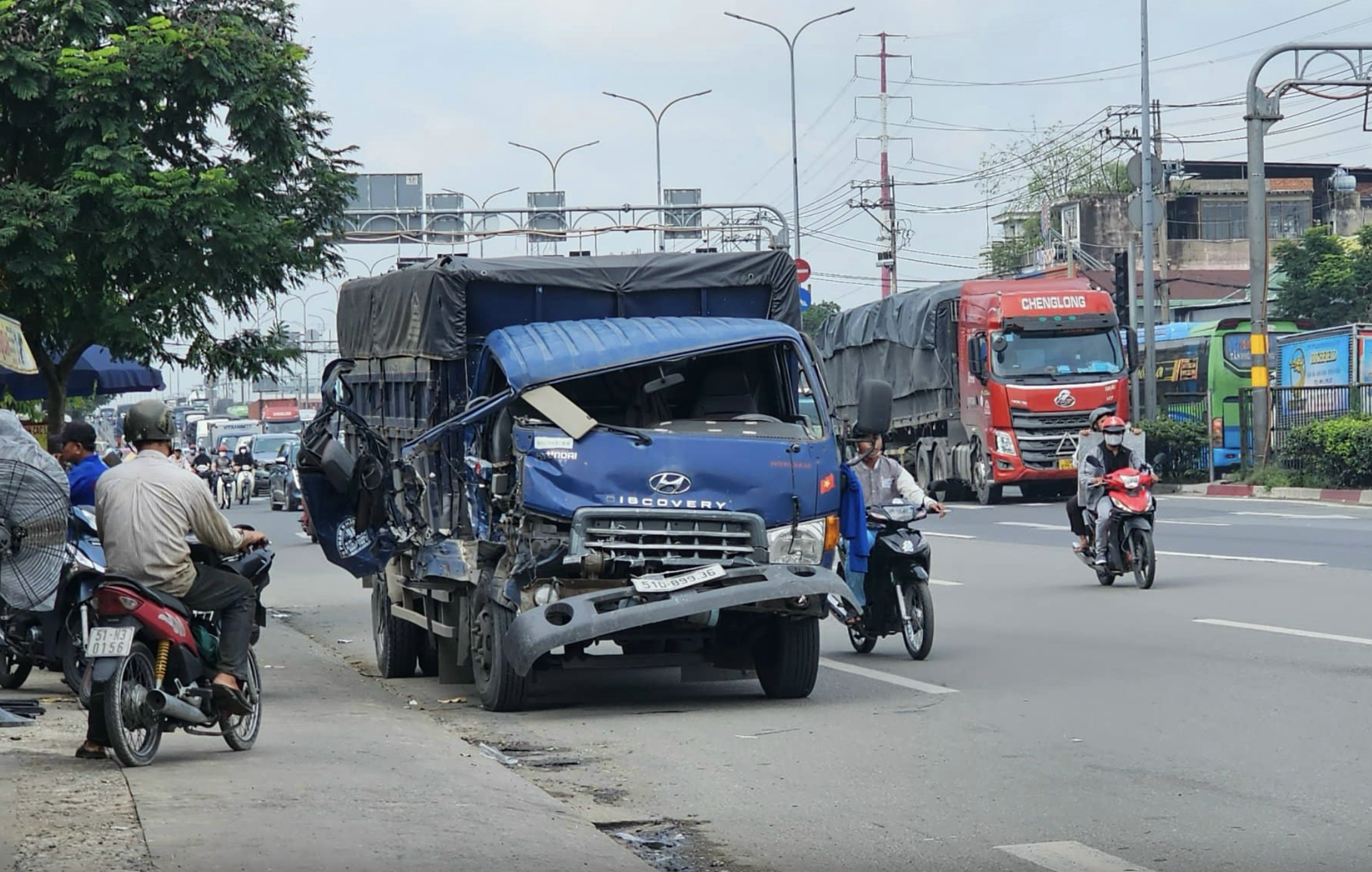 Xe tải bị biến dạng sau vụ tai nạn li&ecirc;n ho&agrave;n.