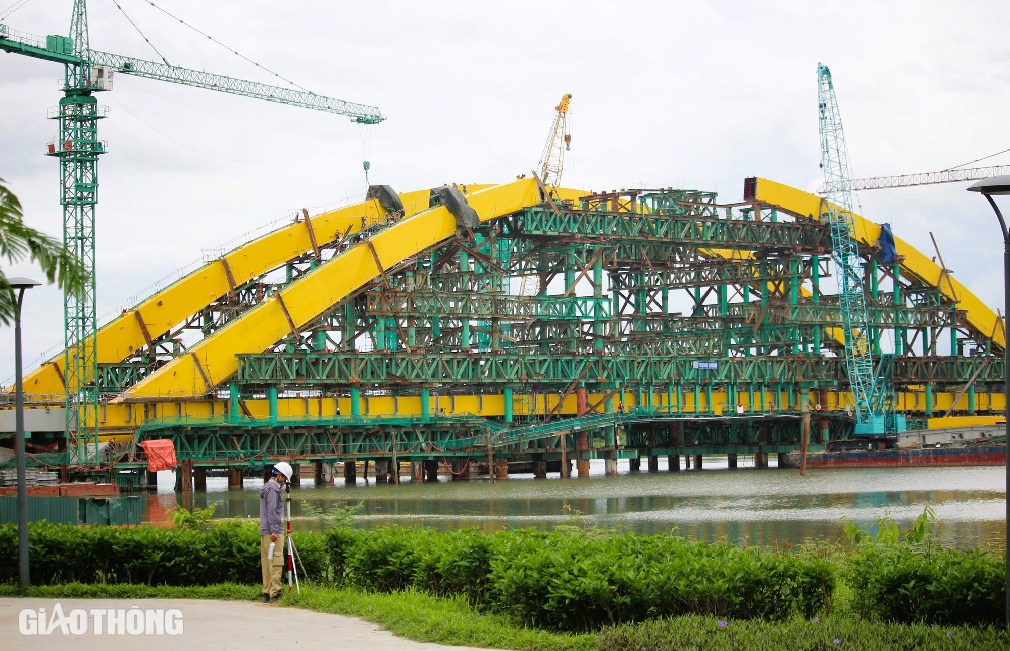 Cầu vượt s&ocirc;ng Hương hợp long v&ograve;m th&eacute;p khủng, nỗ lực về đ&iacute;ch sớm- Ảnh 5.