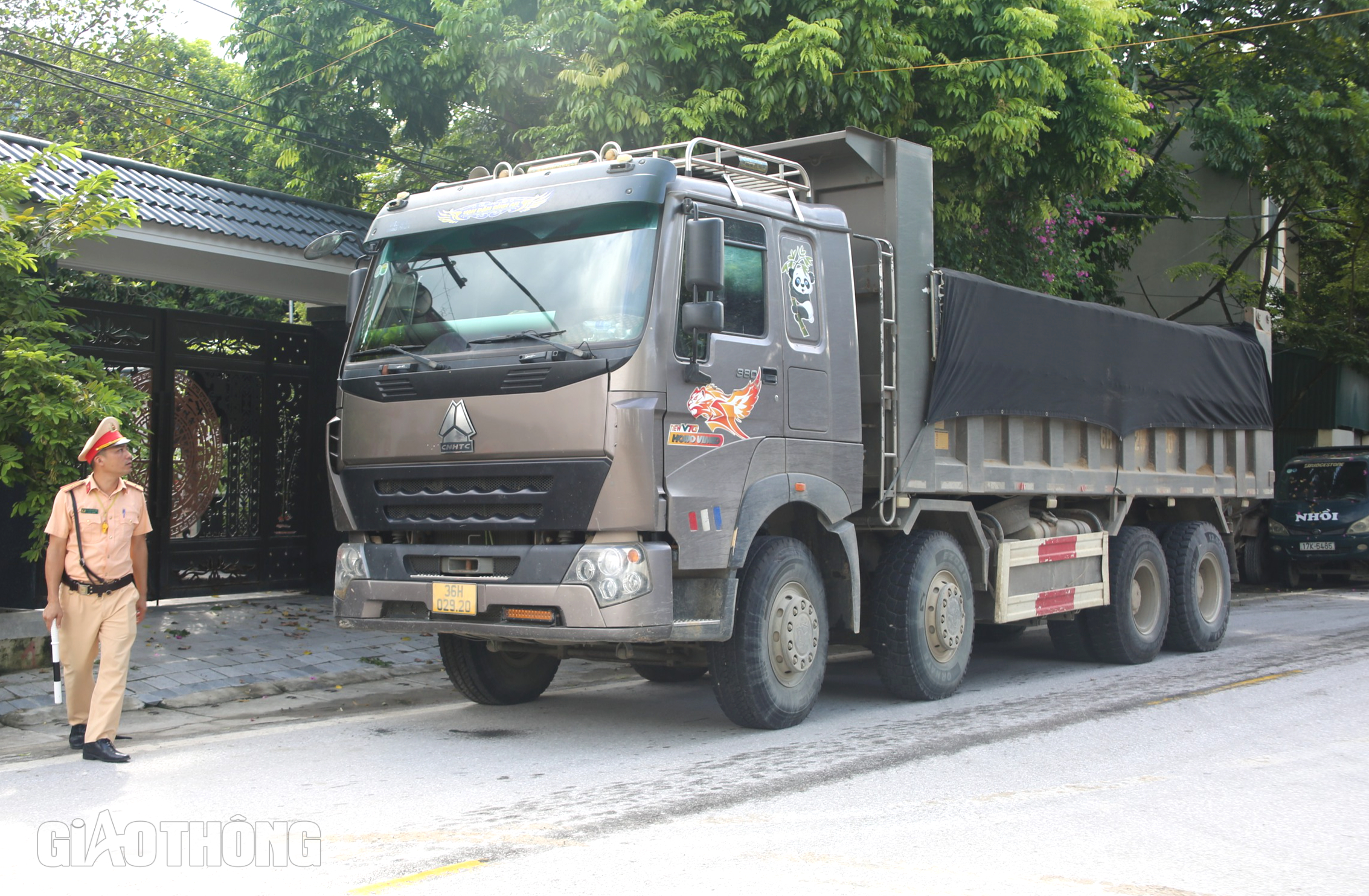 CSGT truy qu&eacute;t xe qu&aacute; tải ở trong khu d&acirc;n cư- Ảnh 1.