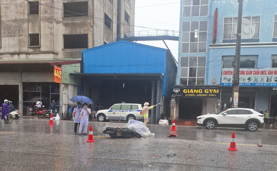 &Ocirc; t&ocirc; v&agrave; xe m&aacute;y va chạm do đường trơn trượt, 1 nam thanh ni&ecirc;n tử vong- Ảnh 1.
