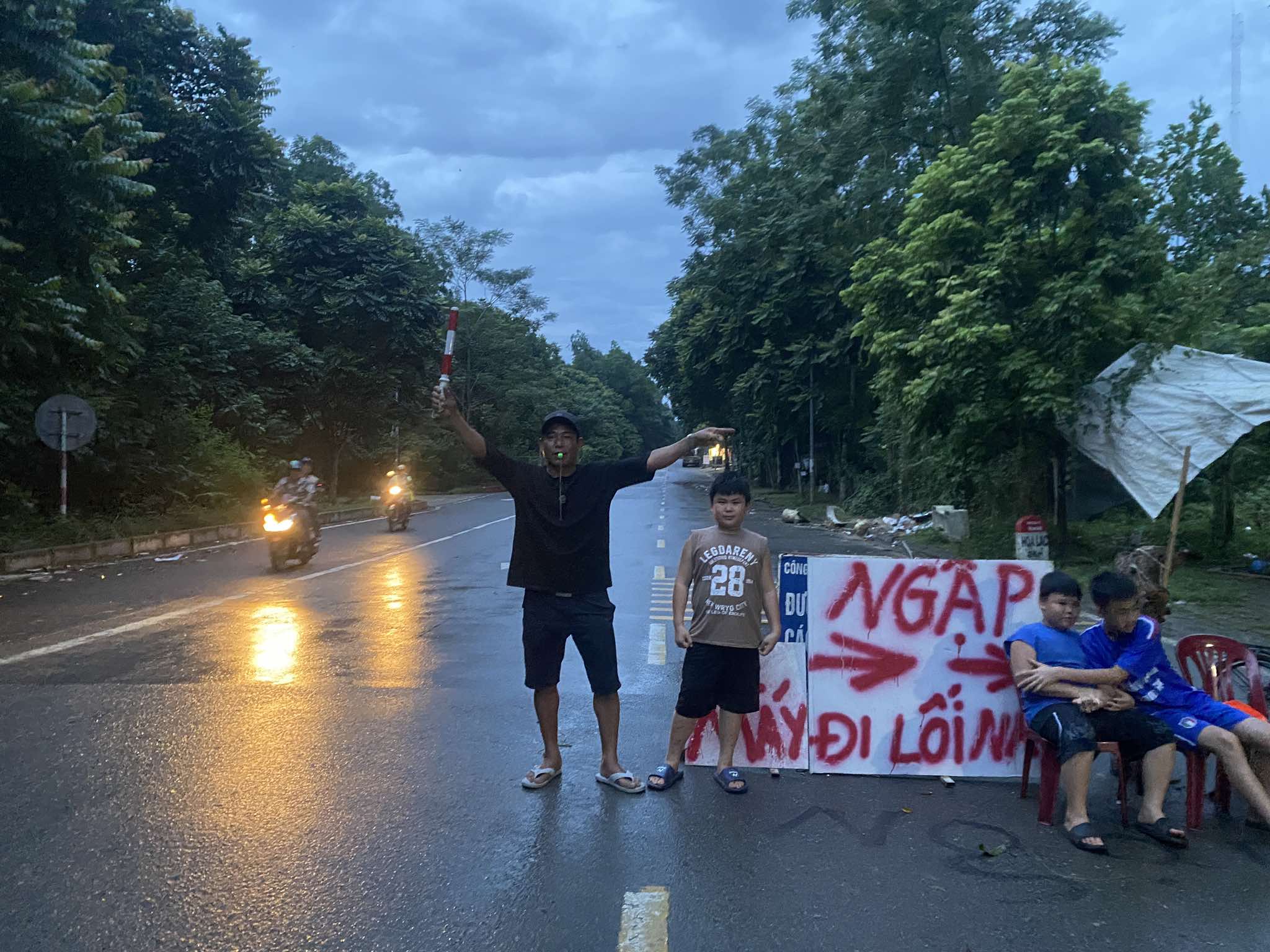 X&uacute;c động cảnh cậu b&eacute; lớp 4 l&agrave;m "hoa ti&ecirc;u" gi&uacute;p người đi xe tr&aacute;nh ngập &uacute;ng- Ảnh 1.