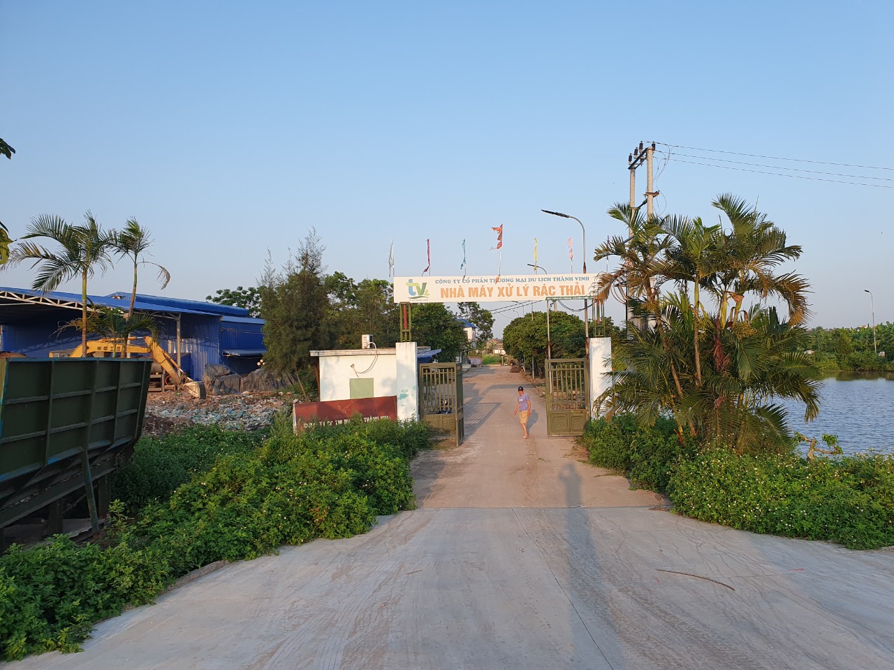 Hải Ph&ograve;ng y&ecirc;u cầu xử l&yacute; "n&uacute;i r&aacute;c" ngh&igrave;n tấn ven s&ocirc;ng- Ảnh 1.