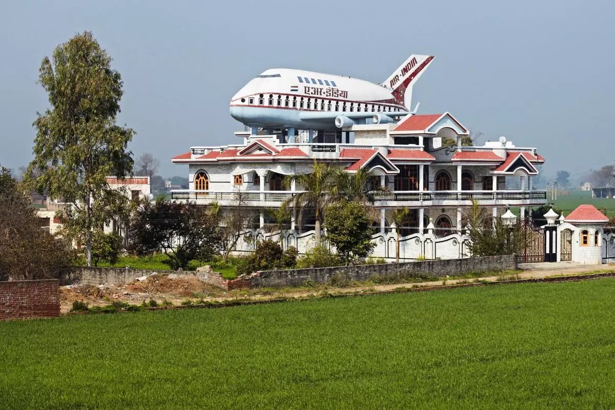 Độc đ&aacute;o ng&ocirc;i l&agrave;ng đưa m&aacute;y bay, xe tăng, &ocirc; t&ocirc; l&ecirc;n n&oacute;c nh&agrave; tại Ấn Độ- Ảnh 3.