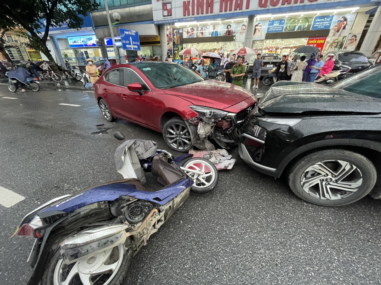 Tai nạn li&ecirc;n ho&agrave;n giữa 2 &ocirc; t&ocirc; v&agrave; 3 xe m&aacute;y tr&ecirc;n đường Ho&agrave;ng Quốc Việt- Ảnh 1.