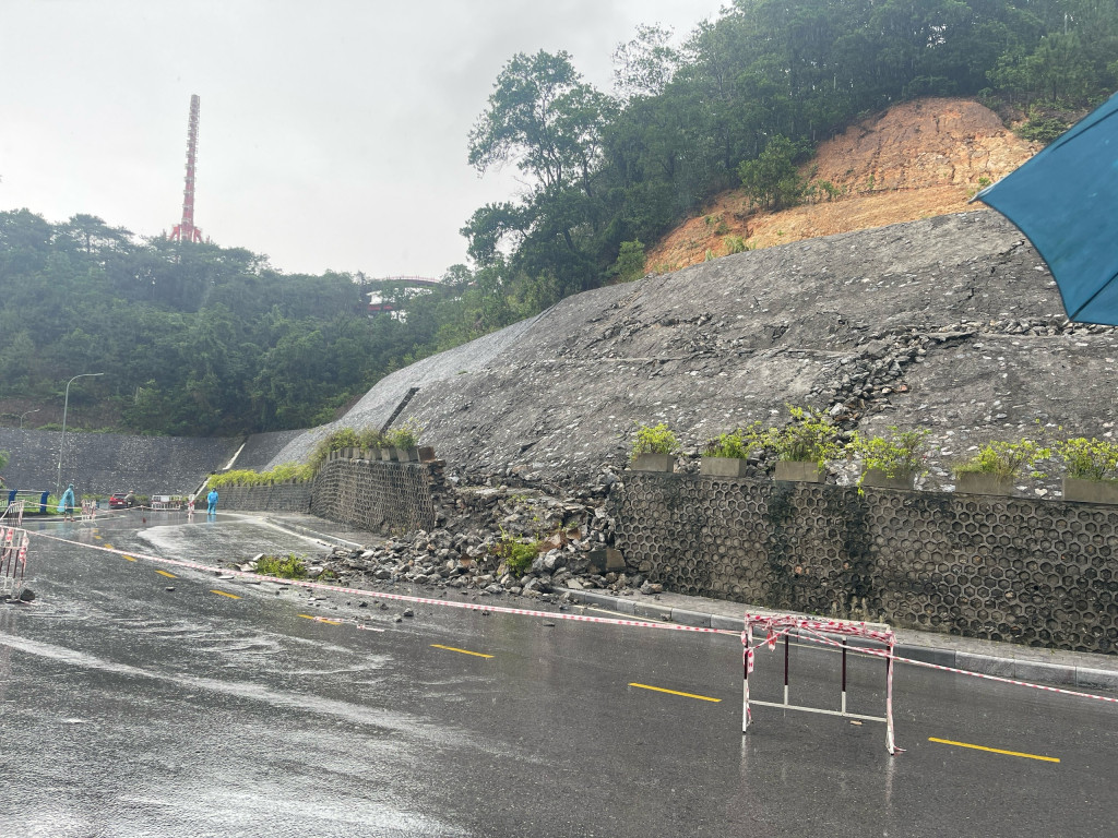 TP Hạ Long di dời khẩn cấp nhiều hộ d&acirc;n bị ảnh hưởng do mưa lớn- Ảnh 3.