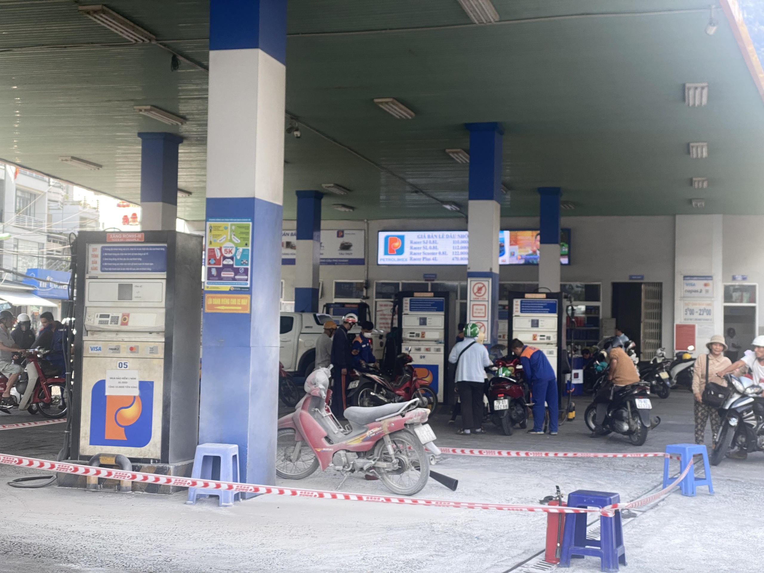 Người đàn ông châm lửa đốt cửa hàng xăng dầu ở Khánh Hòa- Ảnh 2. Người đàn ông châm lửa đốt cửa hàng xăng dầu ở Khánh Hòa- Ảnh 2.