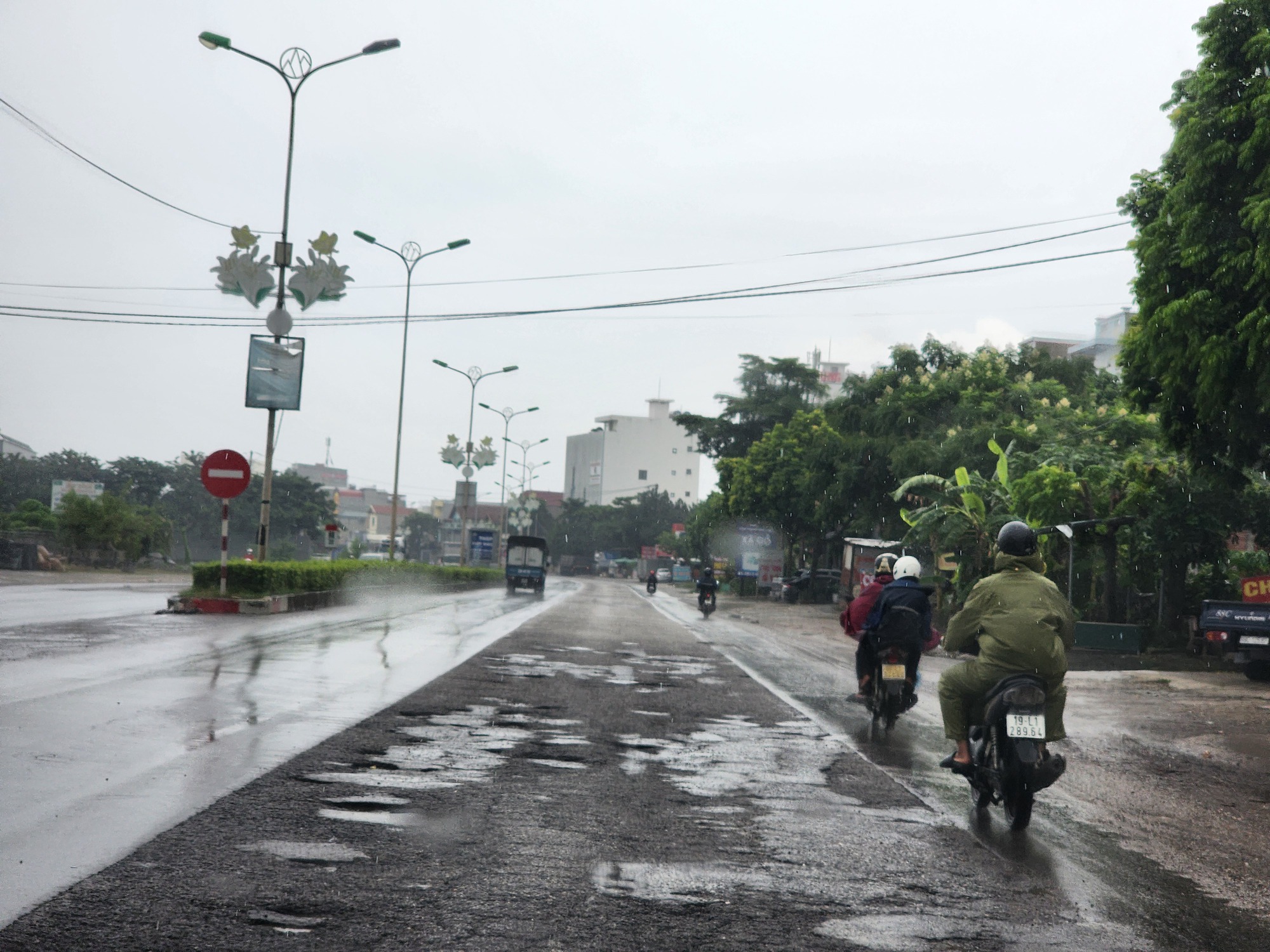 QL2 qua Vĩnh Ph&uacute;c xuống cấp nghi&ecirc;m trọng, vừa v&aacute; đ&atilde; hỏng- Ảnh 1.