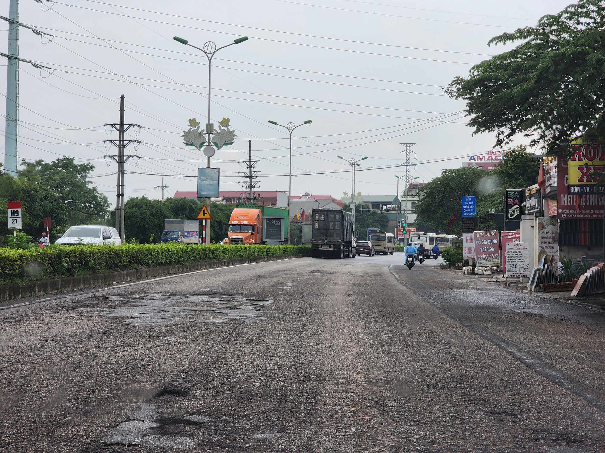 QL2 qua Vĩnh Ph&uacute;c xuống cấp nghi&ecirc;m trọng, vừa v&aacute; đ&atilde; hỏng- Ảnh 9.