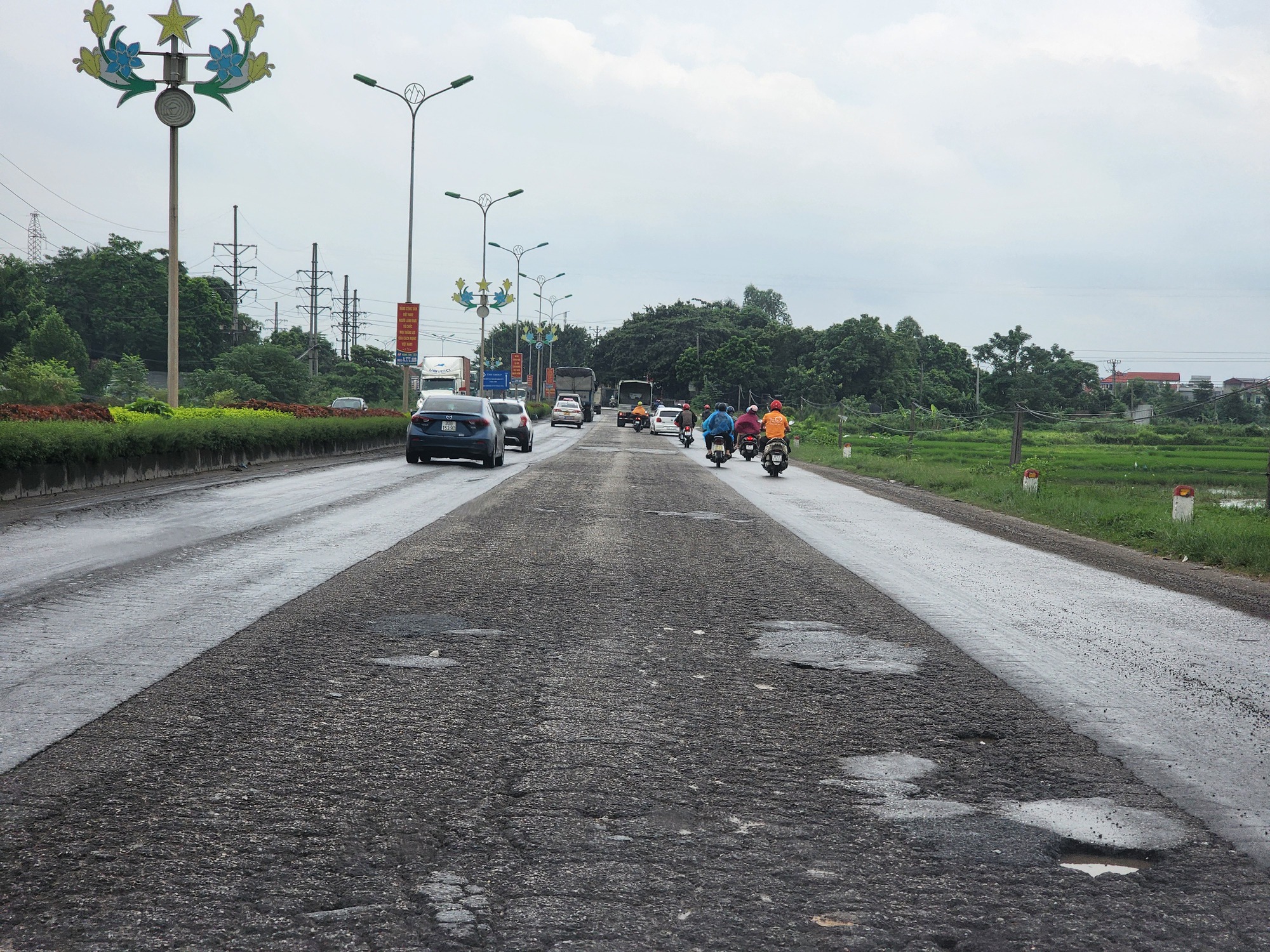 QL2 qua Vĩnh Ph&uacute;c xuống cấp nghi&ecirc;m trọng, vừa v&aacute; đ&atilde; hỏng- Ảnh 6.