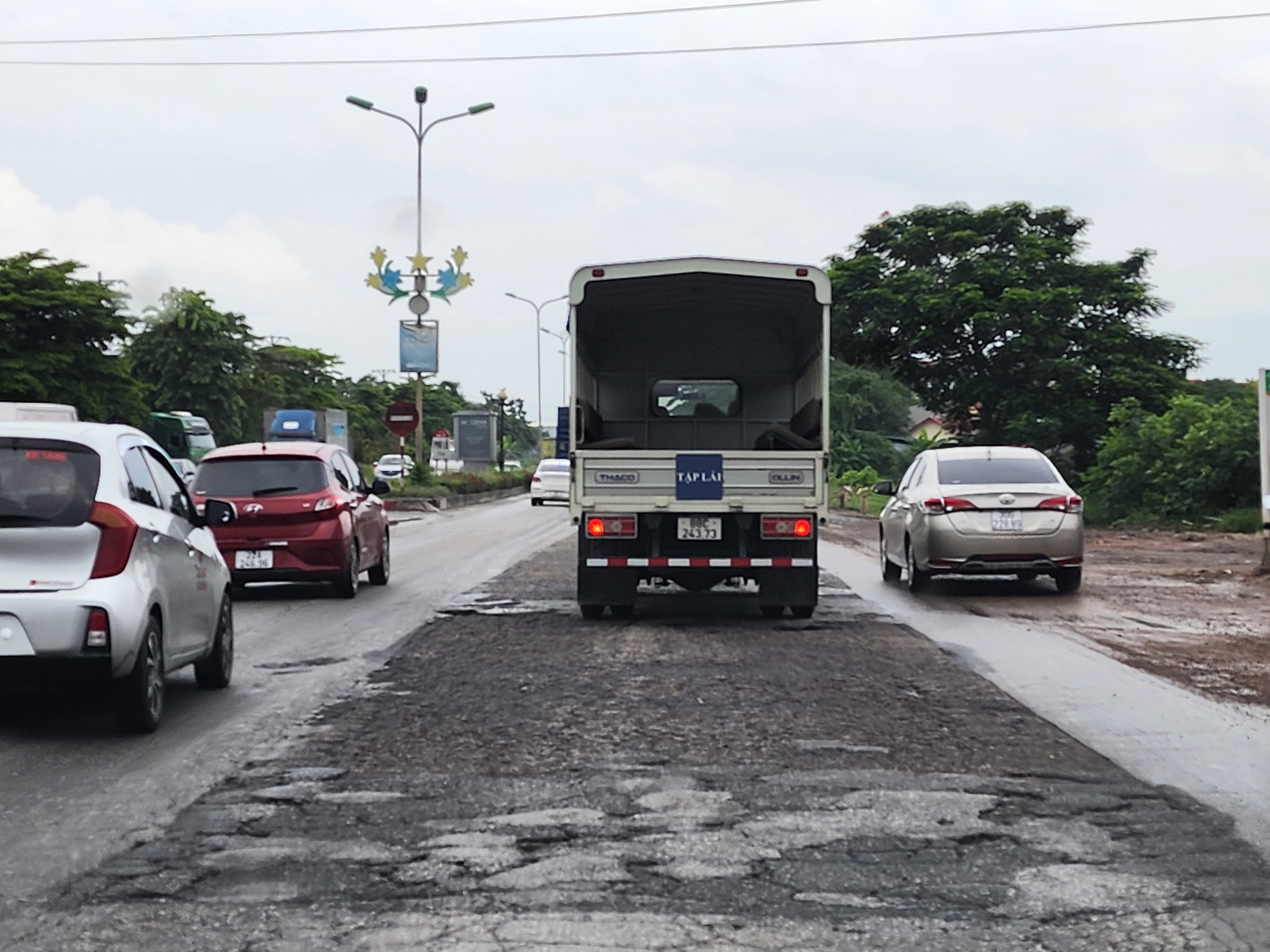 QL2 qua Vĩnh Ph&uacute;c xuống cấp nghi&ecirc;m trọng, vừa v&aacute; đ&atilde; hỏng- Ảnh 5.