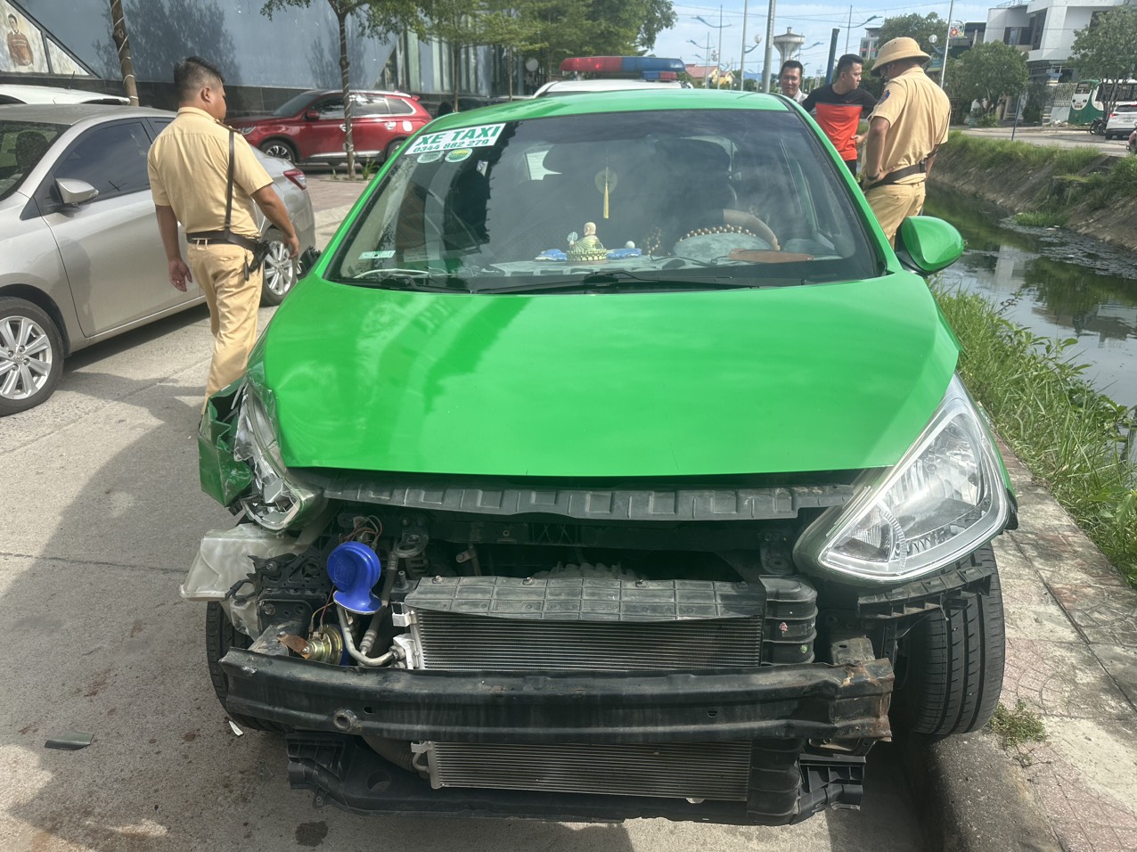 CSGT kể h&agrave;nh tr&igrave;nh truy đuổi 5km, bắt giữ 3 nghi phạm giết t&agrave;i xế, cướp taxi- Ảnh 2.