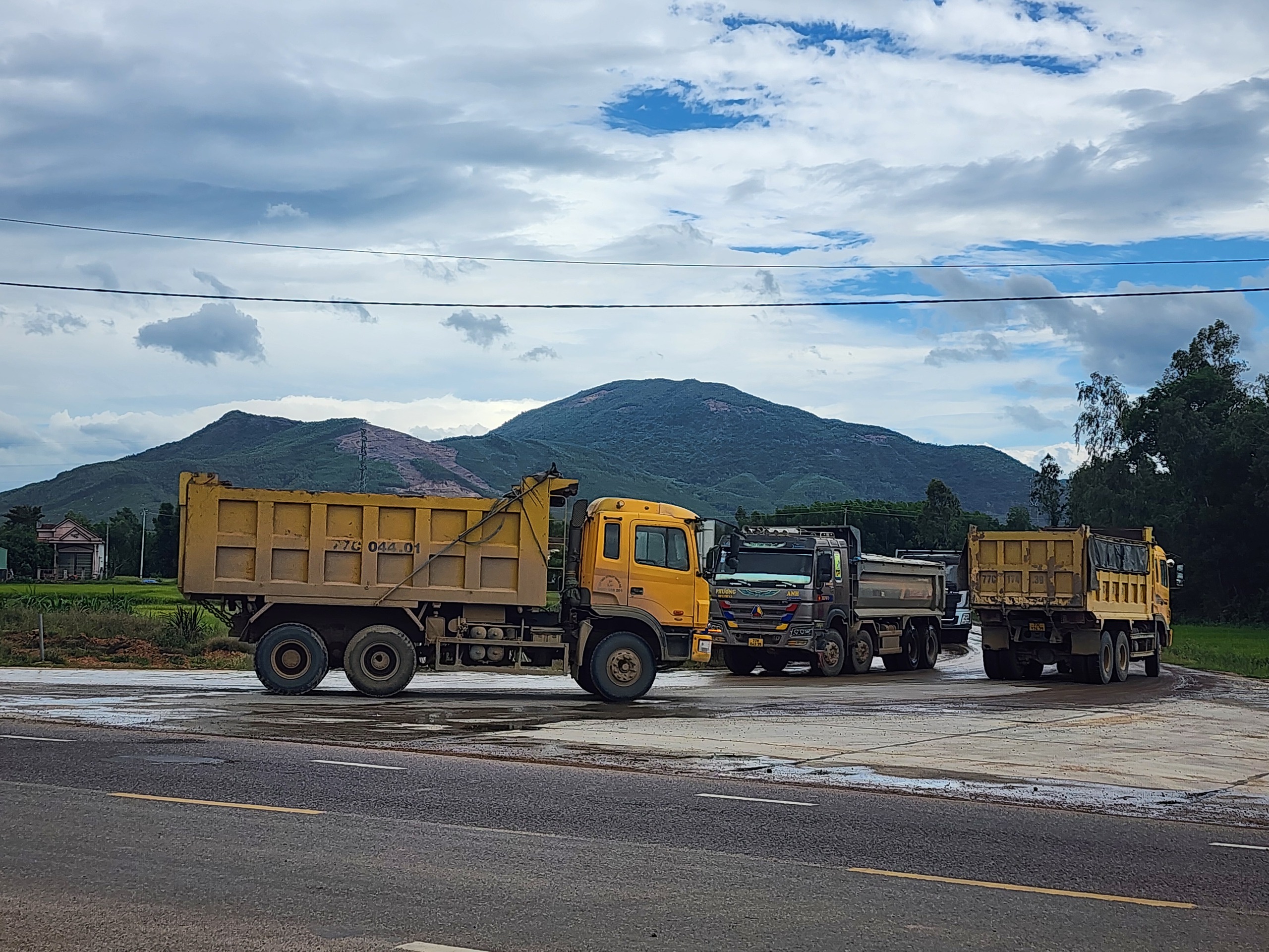 Khắc phục hư hỏng tr&ecirc;n QL19 do xe chở vật liệu g&acirc;y ra- Ảnh 1.
