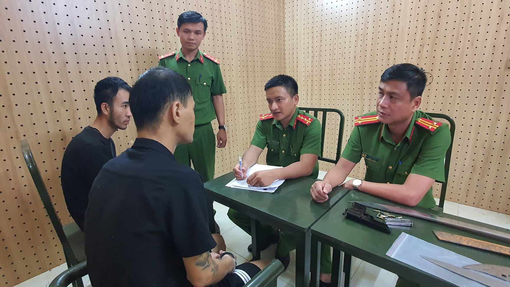 Đắk Lắk: Bắt nh&oacute;m đối tượng dương t&iacute;nh ma t&uacute;y v&aacute;c s&uacute;ng đi giải quyết m&acirc;u thuẫn- Ảnh 1.