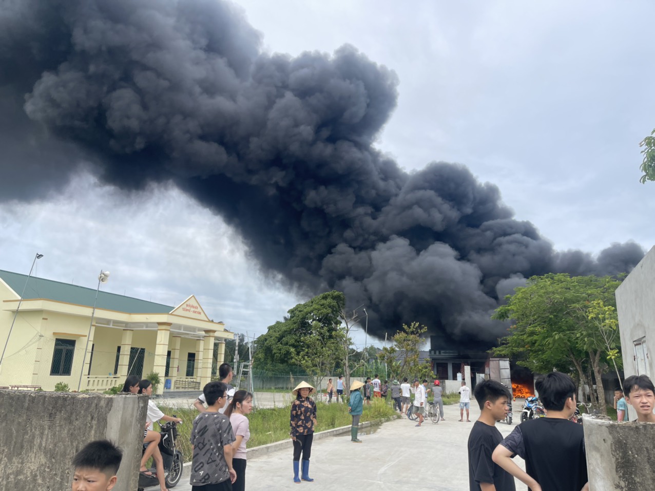Thanh Hoá: Khu nhà xưởng hơn 1.000m2 bốc cháy dữ dội- Ảnh 1. Thanh Hoá: Khu nhà xưởng hơn 1.000m2 bốc cháy dữ dội- Ảnh 1.