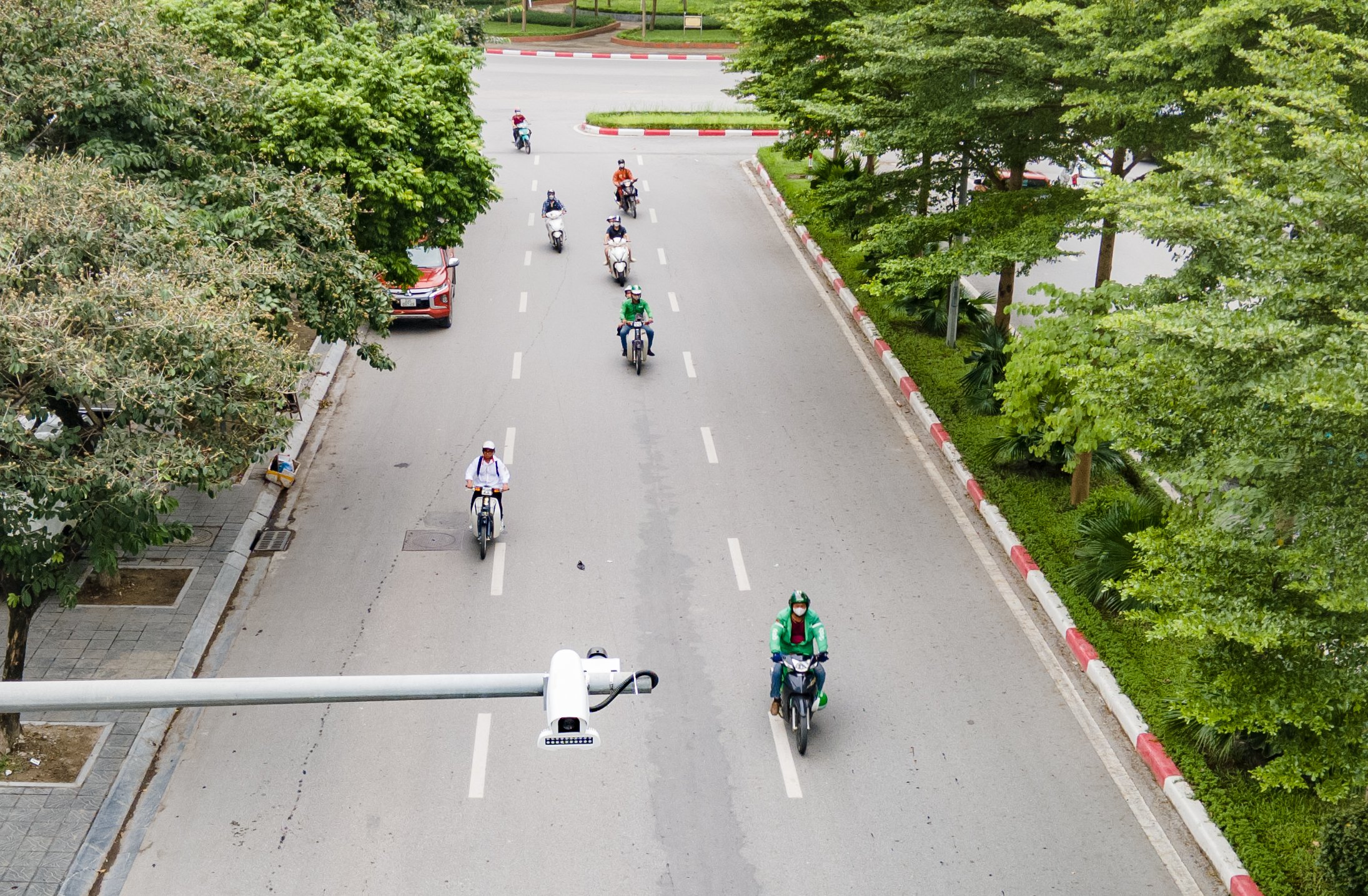 V&igrave; sao chưa "phạt nguội" phương tiện tr&ecirc;n đường Phạm Văn Bạch?- Ảnh 1.