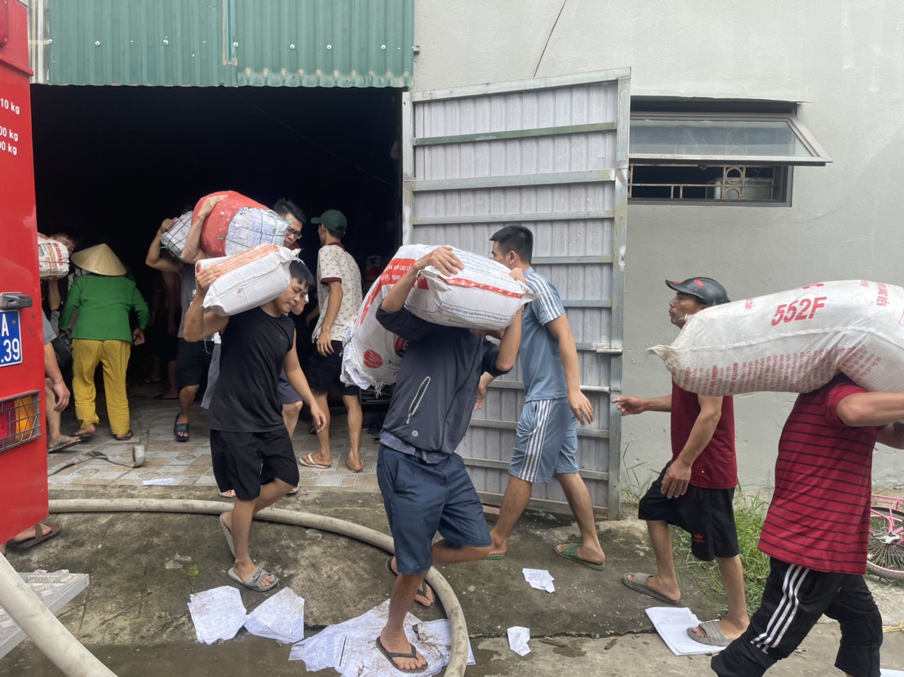 Thanh Hoá: Khu nhà xưởng hơn 1.000m2 bốc cháy dữ dội- Ảnh 3. Thanh Hoá: Khu nhà xưởng hơn 1.000m2 bốc cháy dữ dội- Ảnh 3.