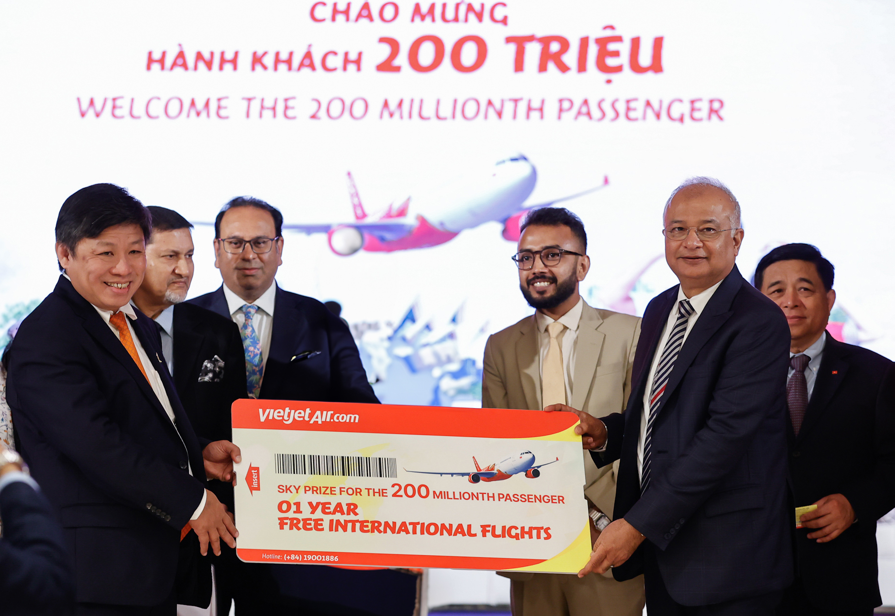 Vietjet tặng 1 năm bay miễn ph&iacute; cho h&agrave;nh kh&aacute;ch thứ 200 triệu, mở đường bay mới tới Ấn Độ- Ảnh 2.